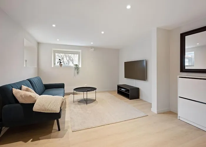 Practical Basement Apt With All Home Comforts Close To City Centre
